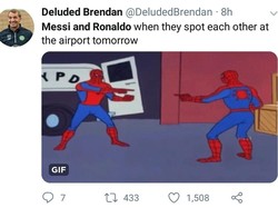 Semoga saja Messi dan Ronaldo tidak saling tunjuk-tunjukkan di bandara, menyoal siapa yang paling gagal di Piala Dunia 2018. Sama-sama tersingkir dilarang saling menyalahkan, ya! (Foto: Twitter @DeludedBrendan)