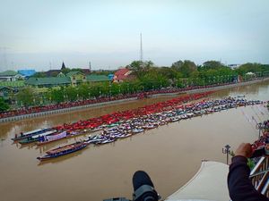 Merah Putih Raksasa di Pasar Apung, Catatkan Rekor Dunia