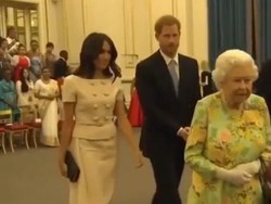 Ketika Pangeran Harry Tolak Bergandengan Tangan dengan Meghan Markle