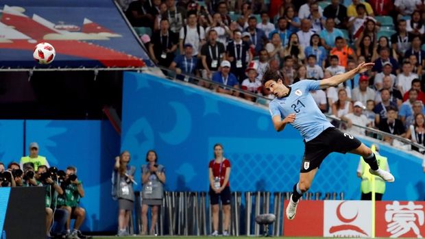 Edinson Cavani mencetak gol pertama lewat sundulan setelah menerima umpan silang Luis Suarez.