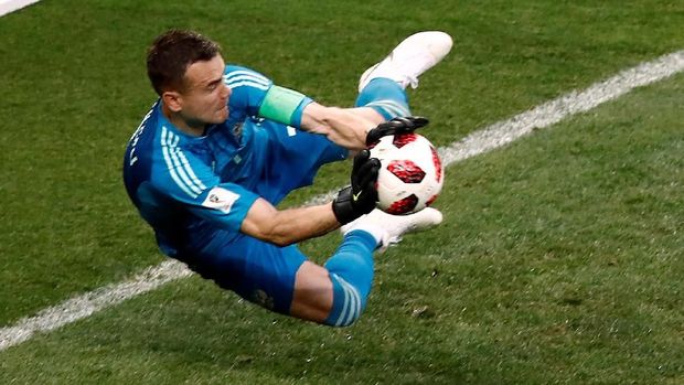Igor Akinfeev mementahkan penalti Koke Ressurrecion di babak 16 besar Piala Dunia 2018.