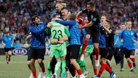 Subasic langsung dikerubuti oleh rekan-rekannya setelah Kroasia memastikan kemenangan 3-2 atas Denmark. Laga harus dilanjutkan ke adu penalti setelah selama 120 menit skor 1-1 tak berubah (REUTERS/Darren Staples)