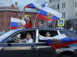Mereka merayakan keberhasilan melaju ke perempatfinal Piala Dunia 2018. REUTERS/Tatyana Makeyeva.