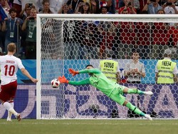 Subasic saat menggagalkan penalti Christian Eriksen. REUTERS/Damir Sagolj.