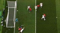 Dalam pertandingan di Luzhniki Stadium, Minggu (1/7/2018) malam WIB, Spanyol vs Rusia berimbang di babak pertama. Gol bunuh diri Ignasevich berhasil disamakan Dzyuba lewat titik putih. REUTERS/Carl Recine.