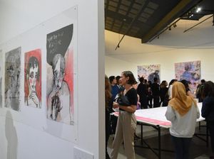 Grotesk: Garis Bebas dan Nyeleneh di Karya Natisa Jones Grotesk: Garis Bebas dan Nyeleneh di Karya Natisa Jones
