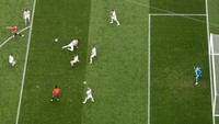 Iniesta sendiri sempat melepaskan dua shot dalam laga melawan Rusia. Satu tepat sasaran, satunya melenceng. (Foto: Clive Rose/Getty Images)