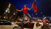 Jalan-jalan macet dengan parade kemenangan. REUTERS/Maxim Shemetov.