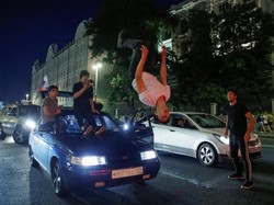 Aksi salto suporter Rusia dari atas mobil. REUTERS/Maxim Shemetov.