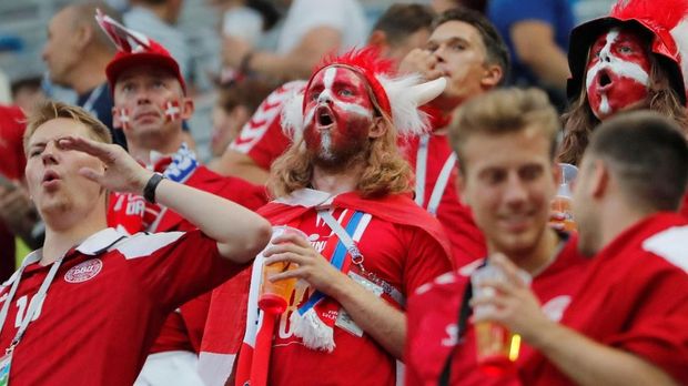 Suporter Denmark mendukung tim kesayangannya di babak 16 besar Piala Dunia 2018.