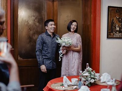 Happy Engagement Lolita Agustine dan Kekasih!
