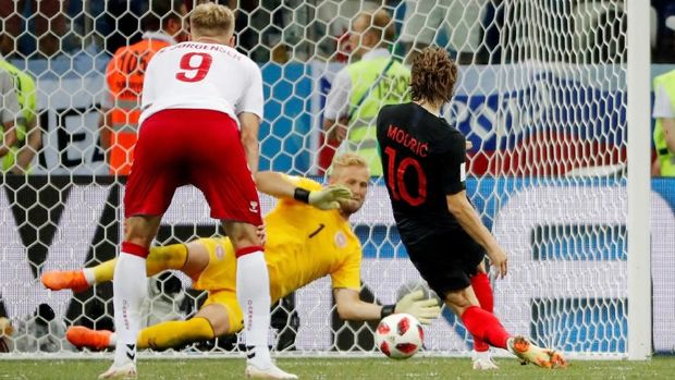 Kasper Schmeichel sempat menggagalkan penalti Luka Modric di babak tambahan kedua.