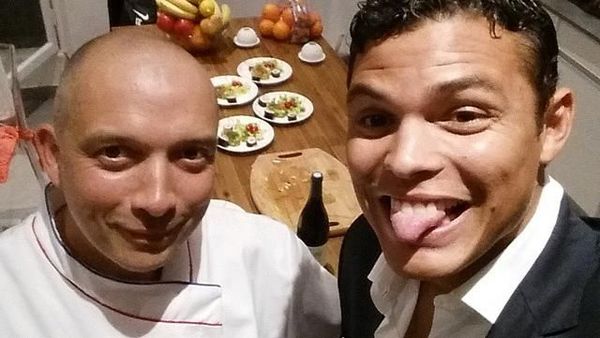 Ini Pose Seru Thiago Silva, Bek Brasil Saat Makan Ramai-ramai