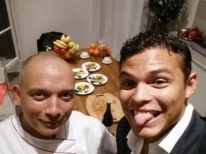 Ini Pose Seru Thiago Silva, Bek Brasil Saat Makan Ramai-ramai