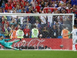 Denis Cheryshev kembali membawa Rusia unggul 4-3. REUTERS/Kai Pfaffenbach.