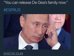 Akun ini berkelakar bahwa De Gea tampil buruk lawan Rusia karena keluarganya sedang ditawan, seperti kisah di film-film saja. (Foto: Internet/Twitter)
