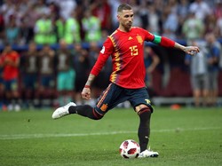 Sergio Ramos isa menyamakan skor sebagai penendang keempat. REUTERS/Albert Gea.