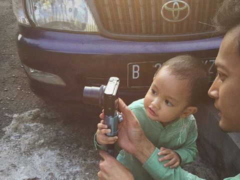 Lucunya Anak Fedi Nuril, Sapa Semua Penumpang di Pesawat