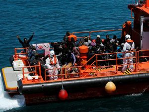 Tim Penyelamat Spanyol Berhasil Evakuasi Ratusan Imigran