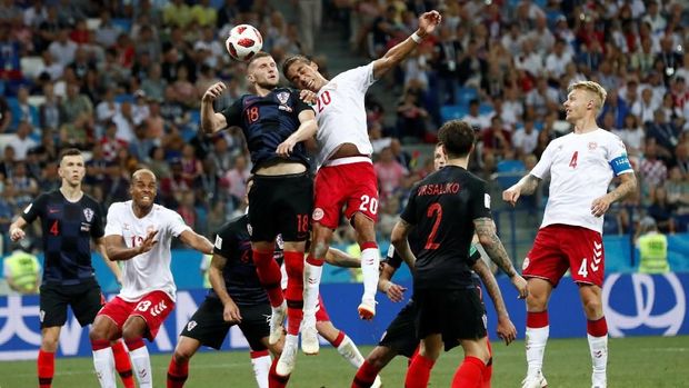 Bola udara menjadi salah satu cara yang digunakan Kroasia dan Denmark untuk menembus pertahanan lawan.