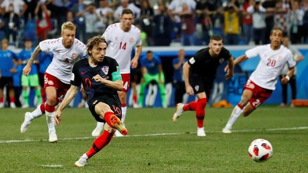Luka Modric melakukan tendangan penalti yang digagalkan Kasper Schmeichel.