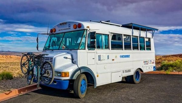 Bus Jadul Ini Disulap Jadi Rumah Unik Bertenaga Surya