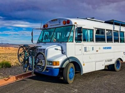 Bus Jadul Ini Disulap Jadi Rumah Unik Bertenaga Surya