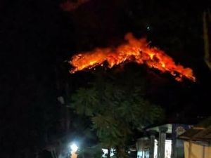 Gunung Agung Meletus, Lava Terlontar 2 Km dan Membakar Hutan