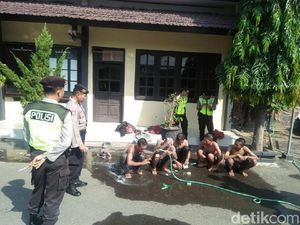 Nongkrong di Jalan, Sekelompok Anak Punk Dimandikan Polisi Nongkrong di Jalan, Sekelompok Anak Punk Dimandikan Polisi