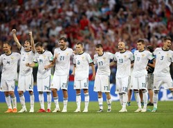 Tim Beruang Merah menang adu penalti atas Spanyol dengan skor 4-3. REUTERS/Carl Recine.