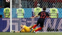 Momen saat Schmeichel memblok tendangan Josip Pivaric. REUTERS/Damir Sagolj.