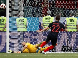 Momen saat Schmeichel memblok tendangan Josip Pivaric. REUTERS/Damir Sagolj.