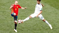 Namun penampilan disiplin Rusia membuat Iniesta kesulitan membantu Spanyol mencetak gol. Iniesta sendiri mendapat pengawalan ketat dari pemain tuan rumah. (Foto: Maxim Shemetov/Reuters)