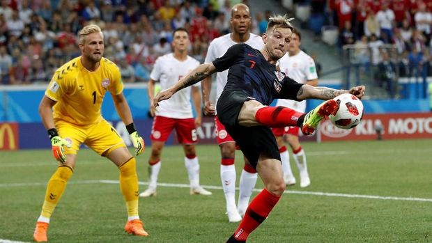 Ivan Rakitic mendulang peluang di daerah pertahanan Denmark.