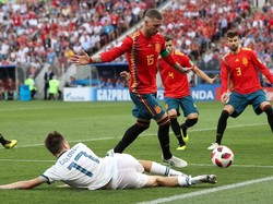 Spanyol terus mendominasi pertandingan hingga menit ke-80. Penguasaan bolanya 73 persen, tapi baru melepaskan tembakan on target tiga kali, dua di antaranya dibukukan di babak kedua. REUTERS/Albert Gea.