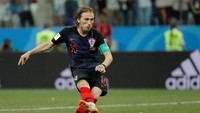 Luka Modric merupakan dinamo lini tengah Kroasia. Sejauh ini, dia memberi kontribusi dua gol dan dua assist hingga pantas masuk ke starting XI paling baik. (Foto: Carlos Barria/Reuters)