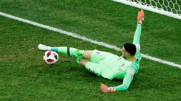 Danijel Subasic menggagalkan tiga penalti Denmark saat adu penalti.