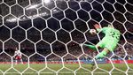 Melihat Lagi Tangan Sakti Danijel Subasic
