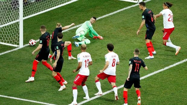 Kemelut di depan gawang Kroasia diselesaikan Mathias Joergensen.