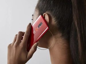 OnePlus 6 Tampil Seksi Berkelir Merah