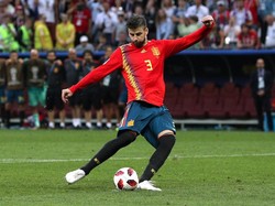Pique juga sukses menaklukkan Akinfeev. REUTERS/Albert Gea.