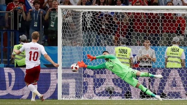 Kiper Kroasia Danijel Subasic memblok penalti pemain Denmark Christian Eriksen.
