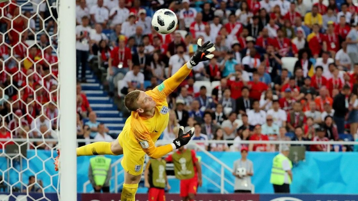 Kiper Inggris Jordan Pickford diledek kiper Belgia Thibaut Courtois. (Foto: Mariana Bazo/Reuters)