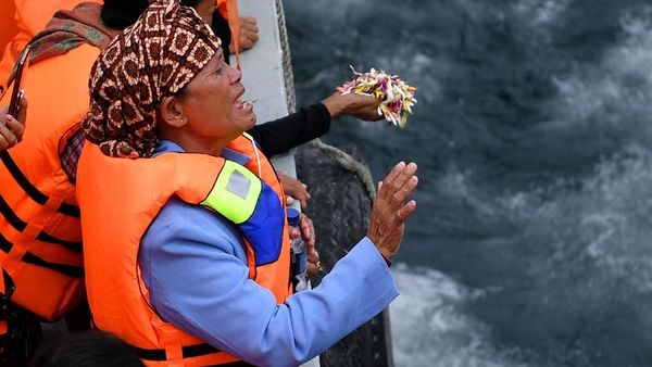Duka Keluarga Korban KM Sinar Bangun Tabur Bunga di Danau Toba