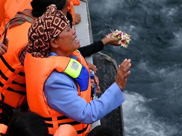 Duka Keluarga Korban KM Sinar Bangun Tabur Bunga di Danau Toba