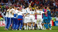 Tim tuan rumah Rusia sukses menyingkirkan raksasa Spanyol. REUTERS/Kai Pfaffenbach.