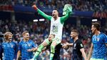 Foto: Duh! Subasic Jatuh Saat Perayaan Kemenangan Kroasia