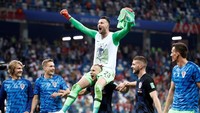 Subasic dibopong oleh rekannya, Domagoj Vida saat berbagi kegembiraan dengan suporter Kroasia (REUTERS/Darren Staples)