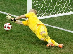 Kasper Schmeichel juga tampil gemilang. Ia menggagalkan penalti Milan Badelj dan Josip Pivaric. REUTERS/Max Rossi.