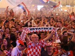 Senangnya warga Kroasia. REUTERS/Antonio Bronic.